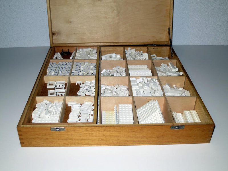 LEGO Classic Wooden Storage Box Large (Double Latch) with Contents, with Lattice (820-2)